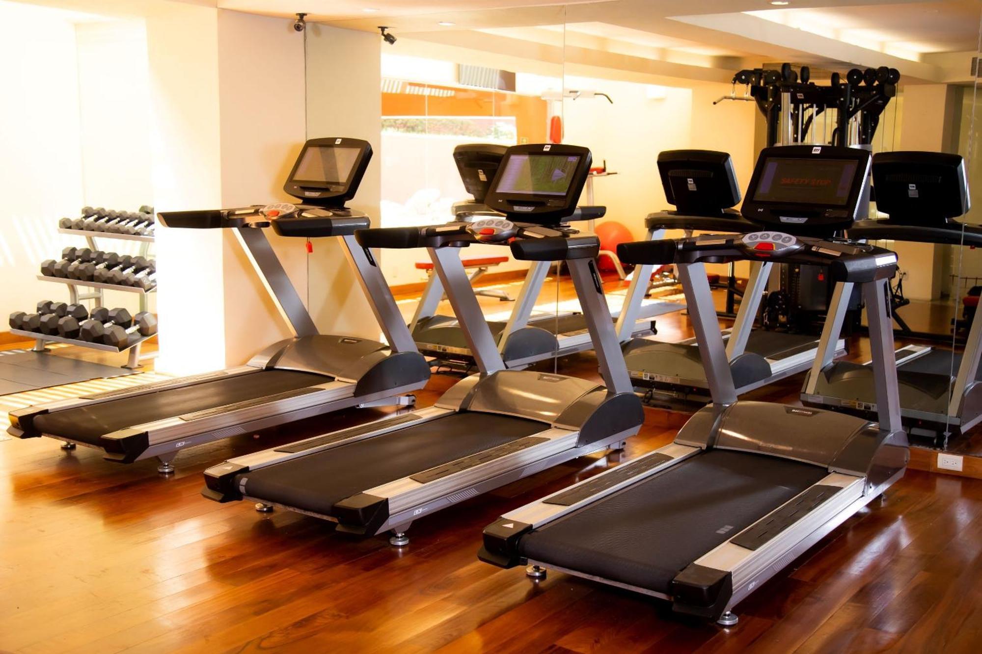Hotel Camino Real Monterrey San Pedro Garza Garcia Zewnętrze zdjęcie Treadmills in a gym